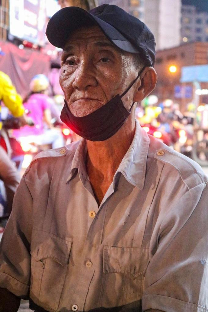 Khắc khổ hằn rõ trên gương mặt người đàn ông 40 năm tha hương nơi đất khách (Ảnh: Nguyễn Vy).