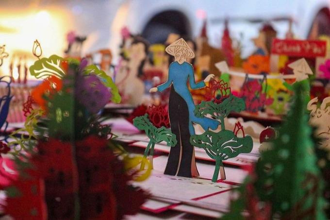 Mỗi chiếc thiệp chúc mừng được bán với giá từ 20.000 - 50.000 đồng (Ảnh: Nguyễn Vy).