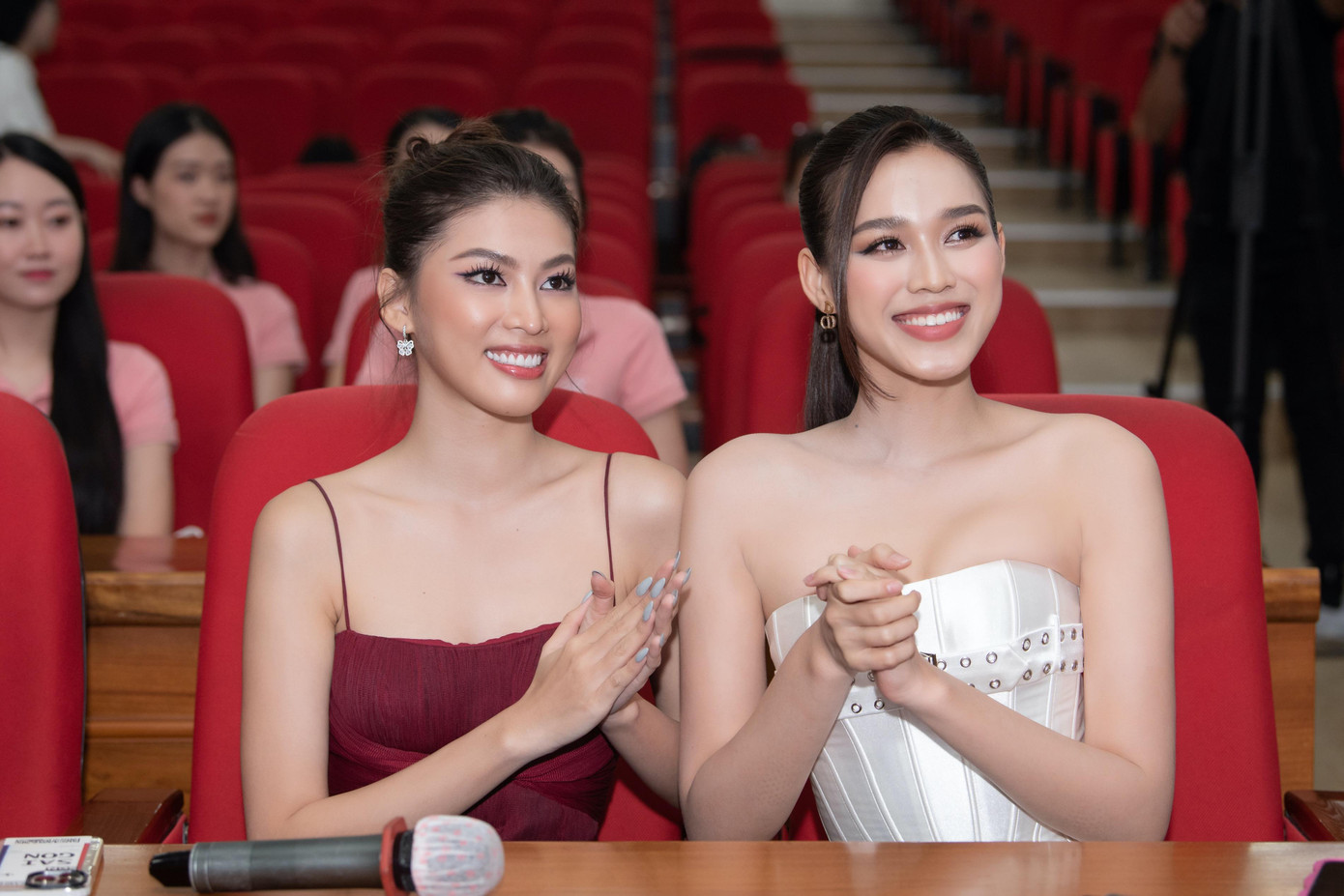 Dàn thí sinh Hoa hậu Việt Nam 2022 đang tích cực tập luyện để chuẩn bị cho đêm chung khảo toàn quốc tại TP.HCM. Mới đây, các thí sinh đã có buổi gặp gỡ, trò chuyện với đương kim Hoa hậu Việt Nam Đỗ Thị Hà và Á hậu Nguyễn Lê Ngọc Thảo. Hai người đẹp đã có những chia sẻ để giúp thí sinh Hoa hậu Việt Nam làm chủ sân khấu, tự tin thể hiện bản lĩnh cá nhân.