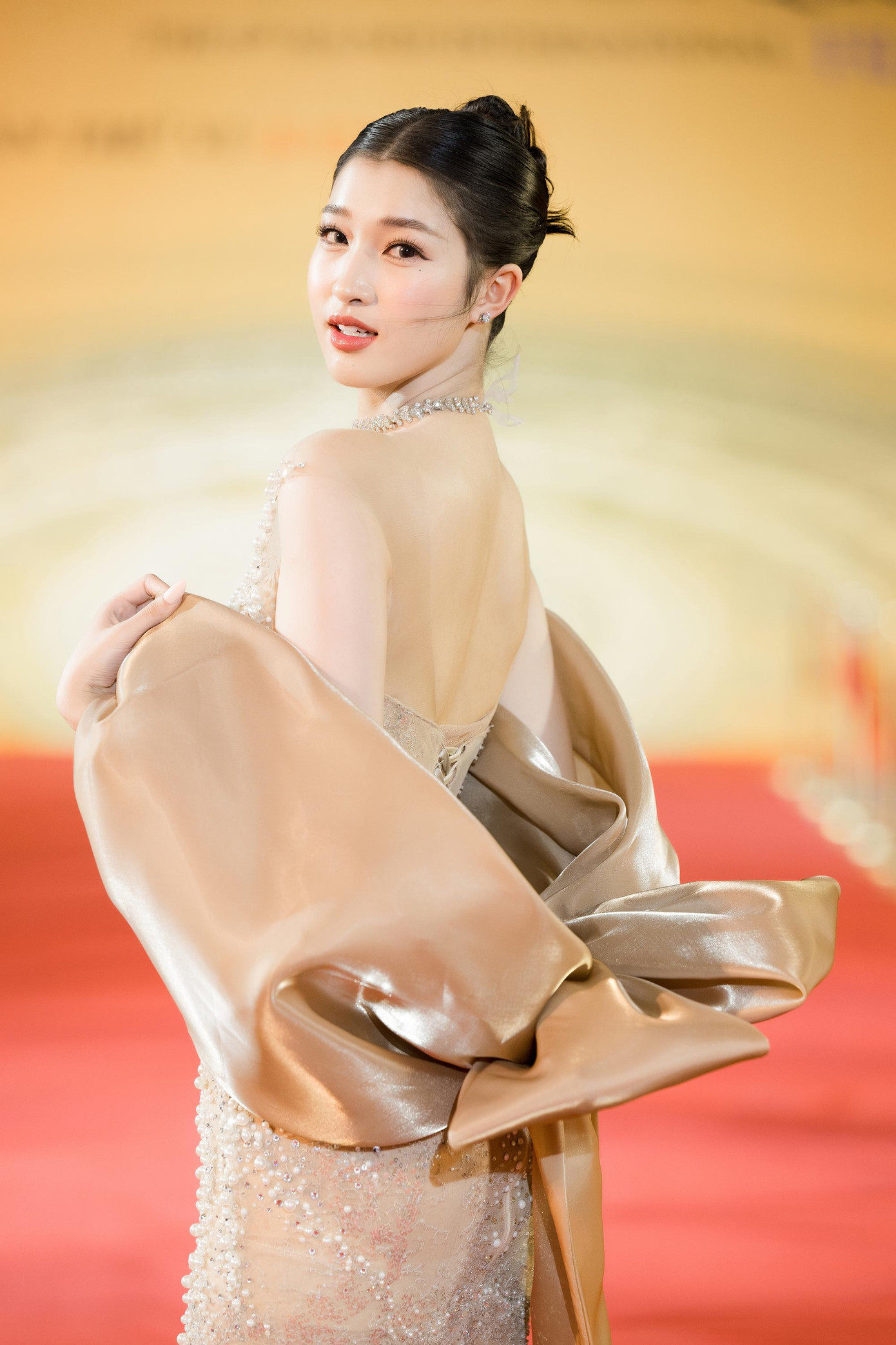 Người đẹp xứ Thanh tự tin khoe vẻ sexy trên thảm đỏ. Sau 3 tháng giành ngôi vị Á hậu 2, Phương Nhi được đánh giá có sự lột xác ấn tượng về nhan sắc và phong cách thời trang tại các sự kiện mà cô tham gia.