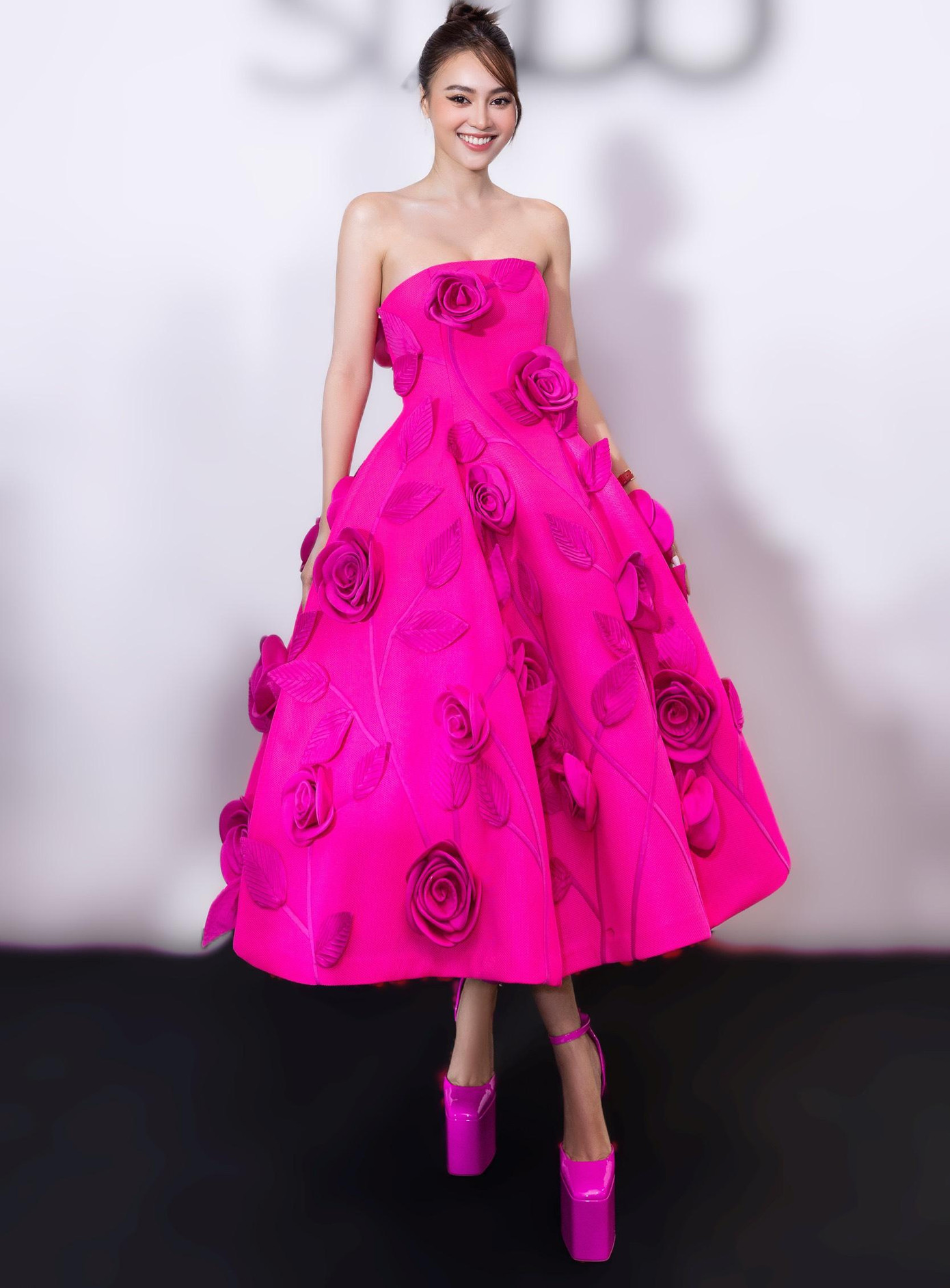 Diễn viên Ninh Dương Lan Ngọc mang đến vẻ ngoài ngọt ngào trong chiếc đầm cúp ngực, được điểm xuyết bằng những bông hoa 3D. Trong khi đó, Angela Phương Trinh lựa chọn mẫu váy có phom dáng cổ điển, với điểm nhấn hình ảnh hoa trà ở ngực phủ nửa trên thân váy.