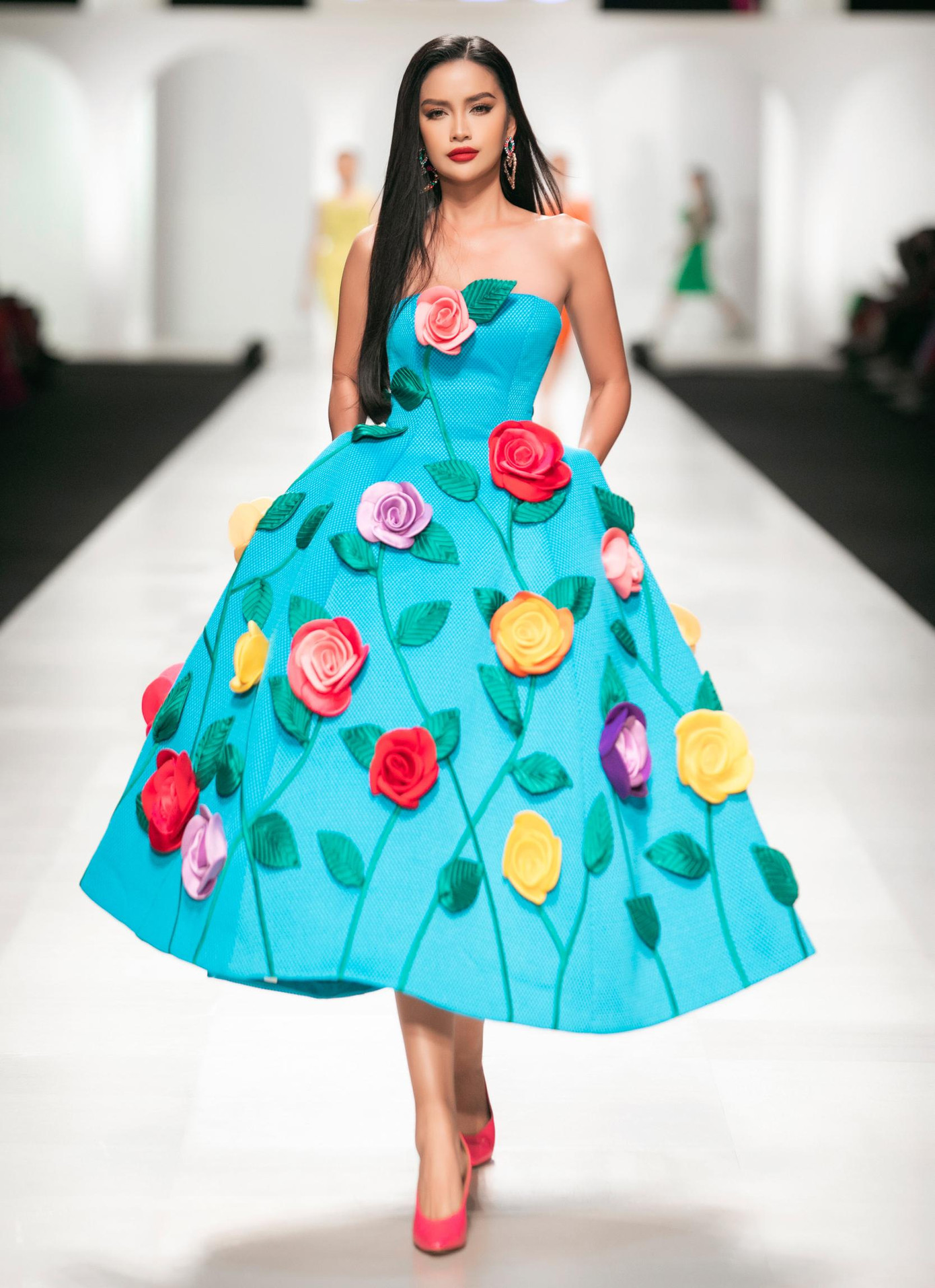 Siêu mẫu Minh Tú cũng sải bước trên sàn diễn, trong khi đó Hoa hậu Ngọc Châu đảm nhận vai trò mở màn với bộ váy màu xanh đính kết hoa cầu kỳ, lạ mắt.