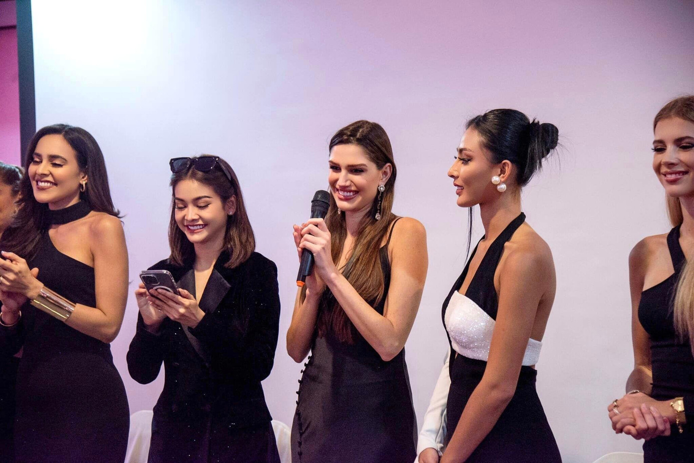 Duy nhất Á hậu 1 người Thái Lan - Engfa Wahara (thứ 2 từ trái qua) được cho là mặc trang phục phù hợp khi cô diện bộ vest đen kín đáo và thanh lịch.