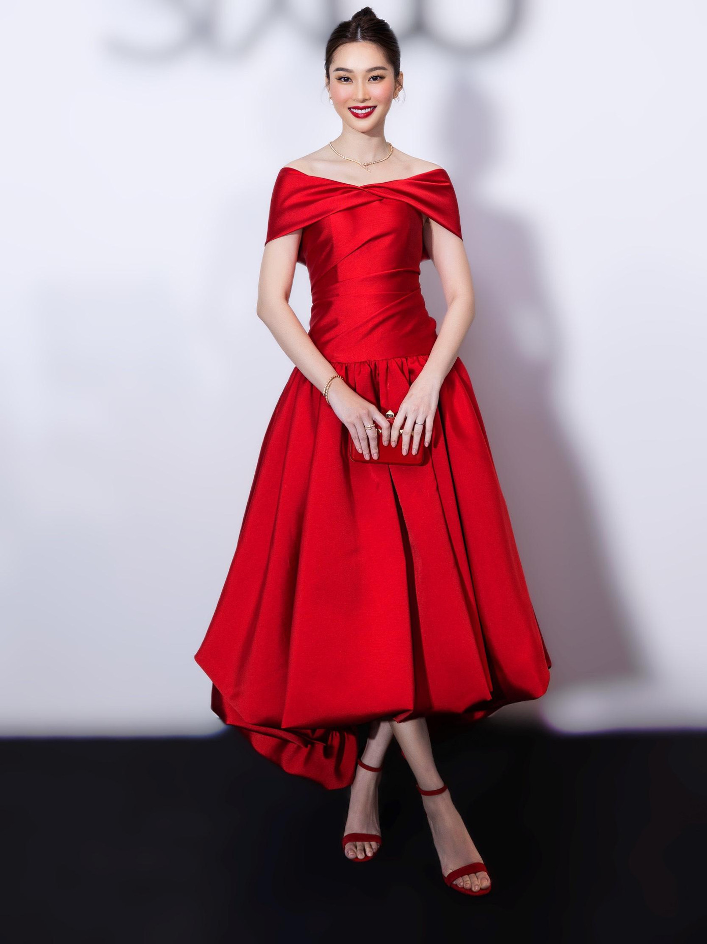 Tối 12/11, Hoa hậu Đặng Thu Thảo xuất hiện với tư cách khách mời tại show diễn thời trang của NTK Đỗ Mạnh Cường ở TP. HCM. Tại show diễn, người đẹp diện thiết kế màu đỏ rực rỡ. Trang phục không họa tiết được nhấn nhá bằng những đường gấp nếp tạo phom đối xứng, xen lẫn bất đối xứng. Đây là lần hiếm hoi Đặng Thu Thảo tham dự một sự kiện showbiz sau khi lập gia đình.