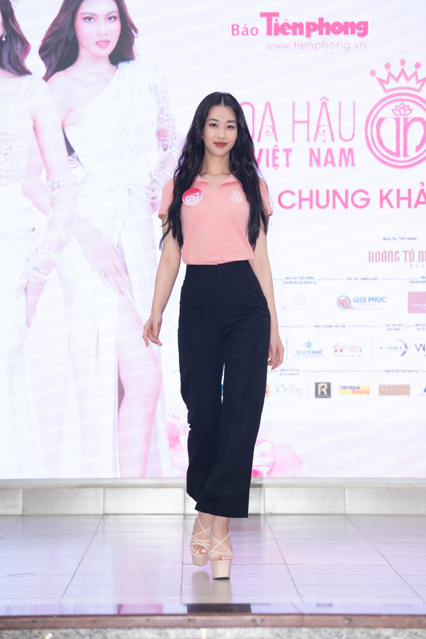 Từ những cô gái lần đầu làm quen với giày cao gót, sàn diễn thời trang và có phần nhút nhát, rụt rè, họ đã lĩnh hội được nhiều kiến thức quý giá và tự tin thể hiện bản thân.