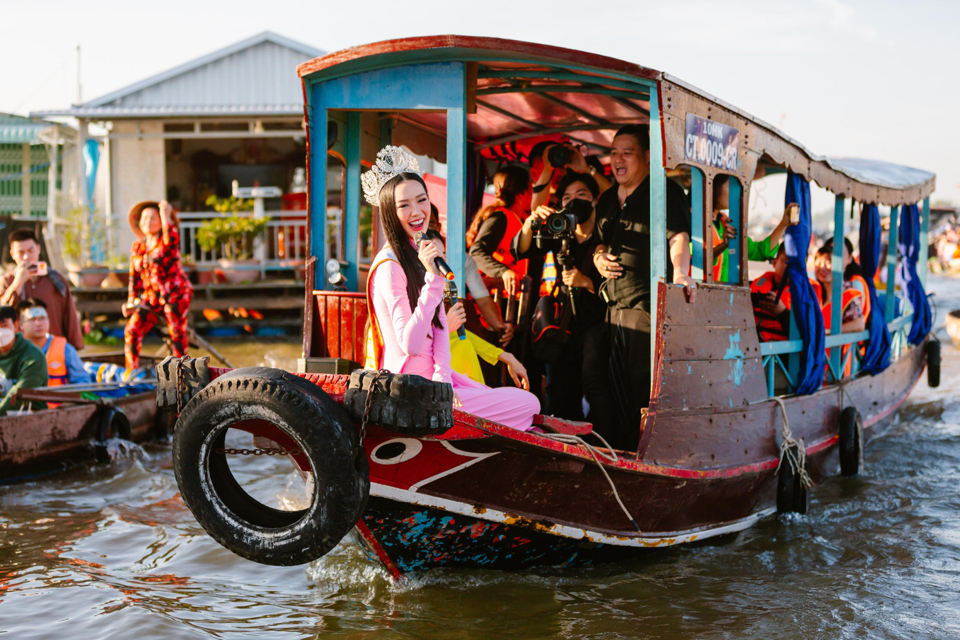 Chuyến homecoming lần này, Bảo Ngọc lựa chọn diễu hành bằng chiếc ghe trên chợ nổi Cái Răng - nơi giao thương, buôn bán tấp nập của người dân Cần Thơ. Sự xuất hiện của người đẹp giữa không gian buôn bán sôi động thu hút người dân.