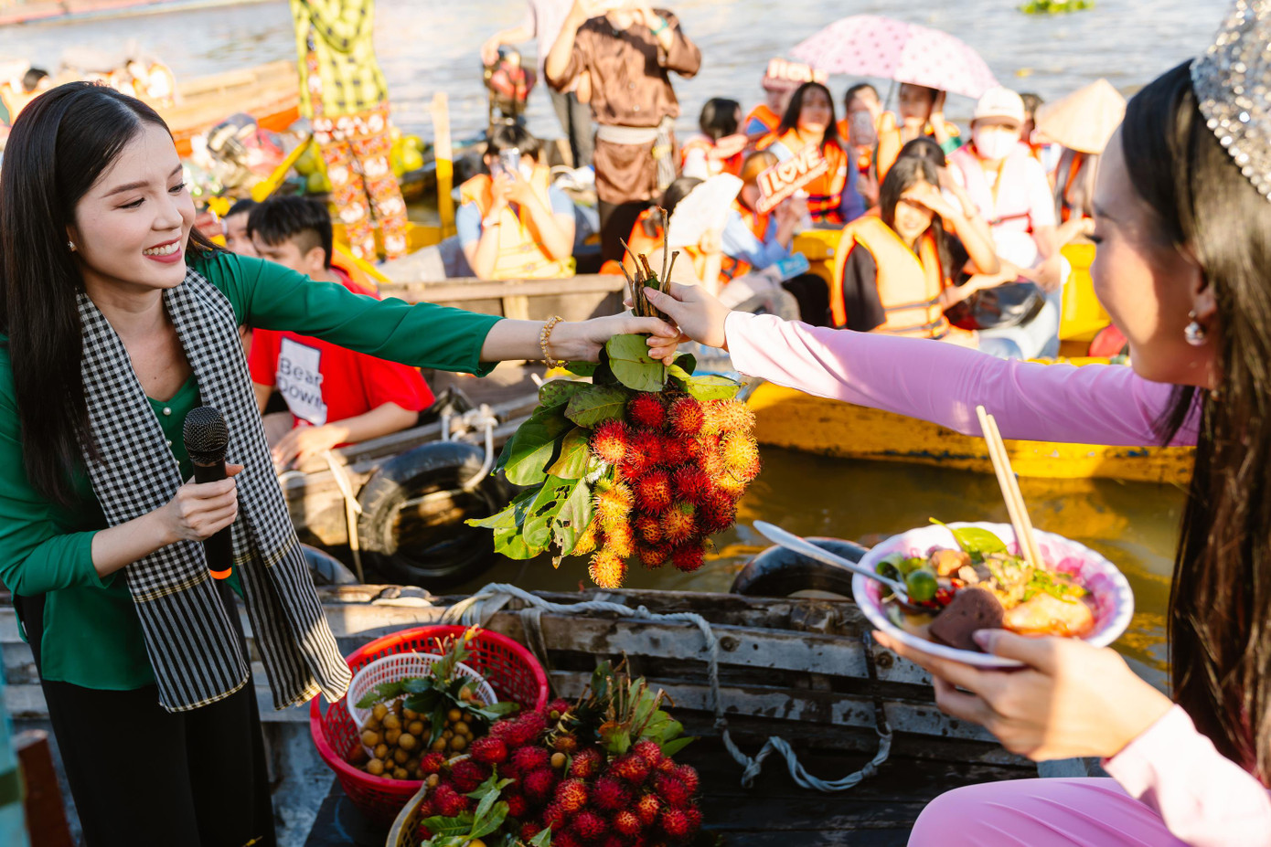 Chào đón Hoa hậu Bảo Ngọc trong chuyến trở về nhà lần này là Hoa khôi Cần Thơ Huỳnh Thúy Vi - một người bạn thân thiết của cô. Thúy Vi diện áo bà ba, đeo khăn rằn, mời Bảo Ngọc thưởng thức các món ăn độc đáo trên chợ nổi Cái Răng.