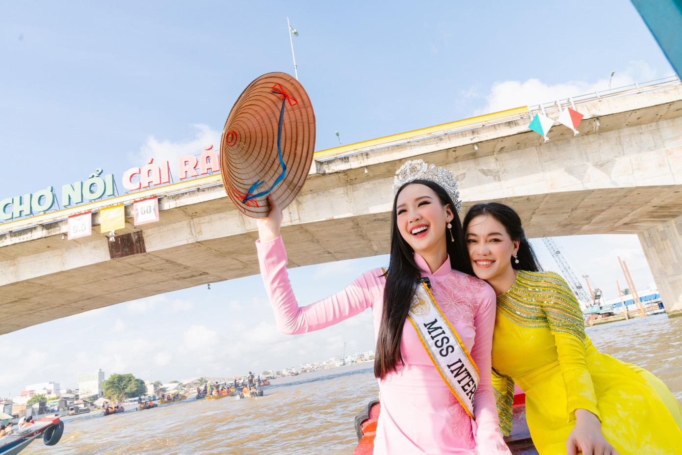 Đồng hành cùng Bảo Ngọc trong chuyến đi lần này là bà Phạm Kim Dung - chủ tịch của Miss Intercontinental Vietnam. Cả hai cùng diện áo dài truyền thống khi di chuyển trên chợ nổi.