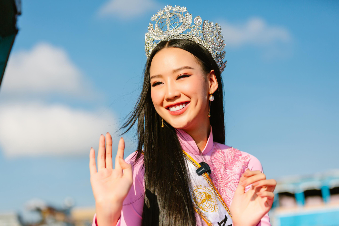 Sáng 15/11, Miss Intercontinental 2022 Lê Nguyễn Bảo Ngọc đã có chuyến homecoming về quê hương Cần Thơ - nơi cô sinh ra và lớn lên. Mặc dù bận rộn với lịch trình sau đăng quang nhưng Bảo Ngọc vẫn chọn ngày 15/11 cho chuyến homecoming của mình vì đúng dịp kỷ niệm tròn 1 tháng đăng quang Hoa hậu Liên lục địa. Người đẹp diện áo dài màu hồng, đội vương miện mới trị giá 8 tỷ đồng của cuộc thi.