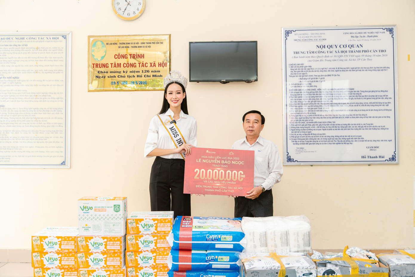 Trong chuyến homecoming của mình, Bảo Ngọc cũng đã tới thăm các trẻ em bị nhiễm chất độc dioxin. Tại đây, cô đã tặng những phần quà và một số tiền nhỏ để hỗ trợ các em sống tại trung tâm.