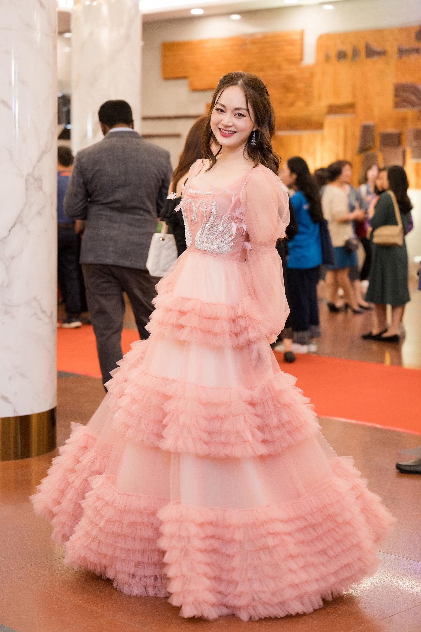 Diễn viên Lan Phương diện váy hồng xếp ly yêu kiều trên thảm đỏ.
