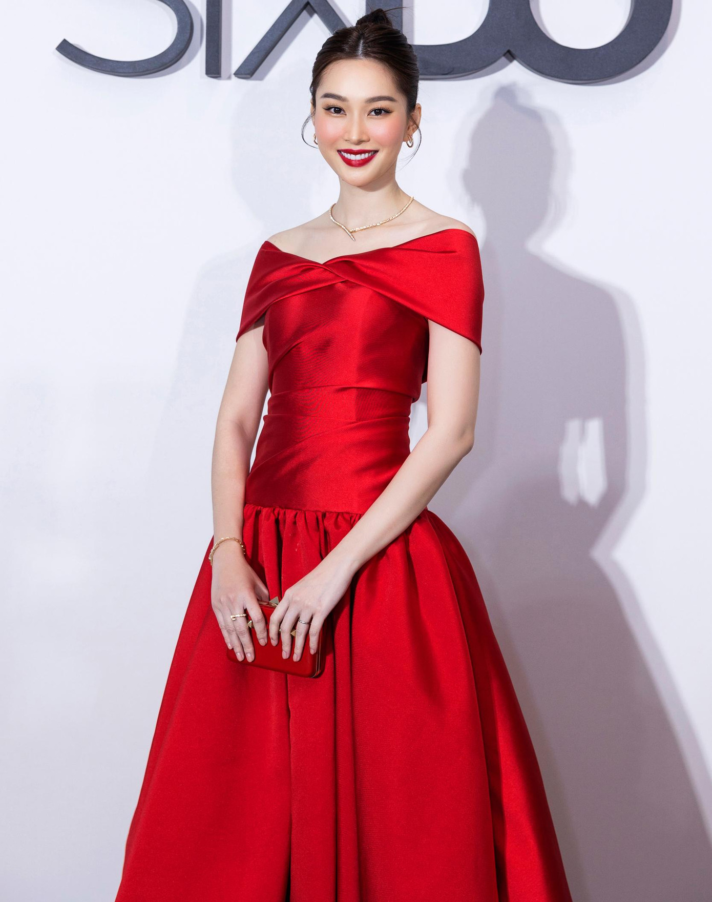 Tối 12/11, Hoa hậu Đặng Thu Thảo xuất hiện với tư cách khách mời tại show diễn thời trang của NTK Đỗ Mạnh Cường ở TP. HCM. Tại show diễn, người đẹp diện thiết kế màu đỏ rực rỡ. Trang phục không họa tiết được nhấn nhá bằng những đường gấp nếp tạo phom đối xứng, xen lẫn bất đối xứng. Đây là lần hiếm hoi Đặng Thu Thảo tham dự một sự kiện showbiz sau khi lập gia đình.