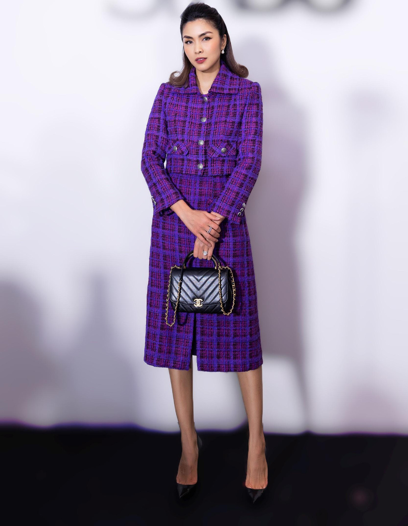 Tăng Thanh Hà cũng gây chú ý khi xuất hiện ở sự kiện. Giống Đặng Thu Thảo, nữ diễn viên hạn chế tham dự các hoạt động showbiz và có cuộc sống kín tiếng. Cô chọn bộ váy kín đáo, thanh lịch mang phong cách cổ điển. Hà Tăng và ông xã Louis Nguyễn vừa tổ chức bữa tiệc kỷ niệm 10 năm ngày cưới tại nhà riêng ở TP.HCM.