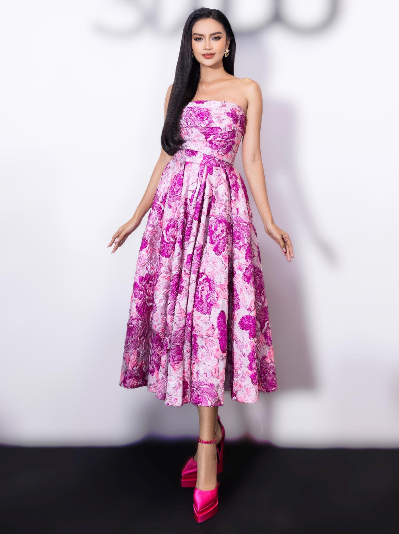 Hoa hậu Hoàn vũ Việt Nam 2022 Ngọc Châu diện đầm cúp ngực, với họa tiết hoa màu hồng tím ngọt ngào.