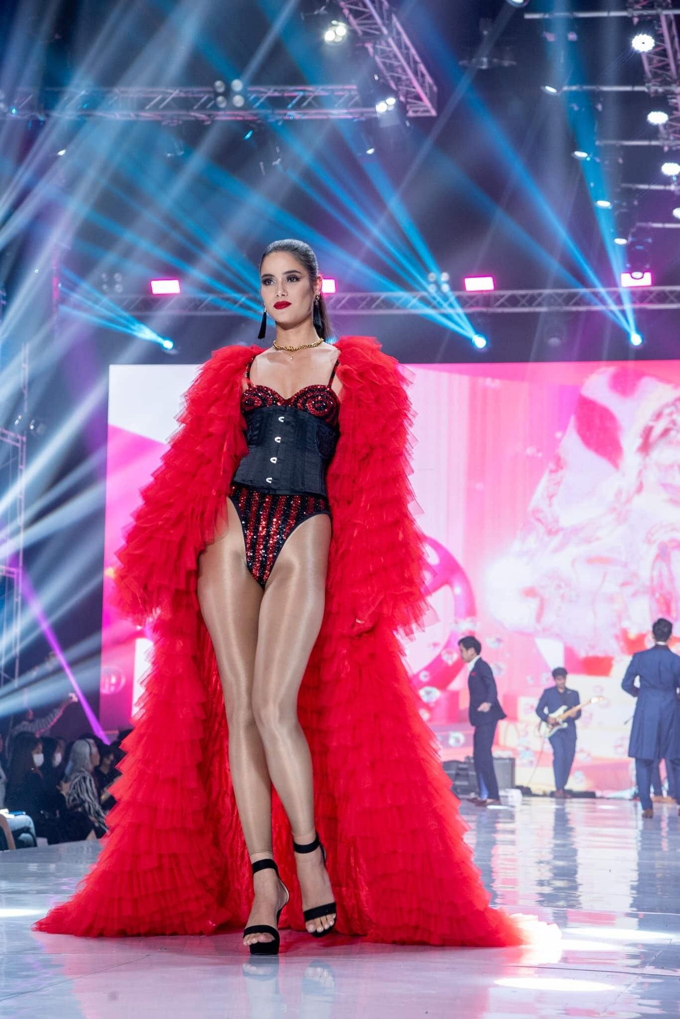 Hai Á hậu 5 người Tây Ban Nha - Hirisley Jiménez Merrero và Colombia - Priscilla Londoño khoe vóc dáng trên sàn diễn trong những trang phục lộng lẫy. So với các người đẹp còn lại trong top 10, hai mỹ nhân Latinh được đánh giá kém nổi bật hơn.