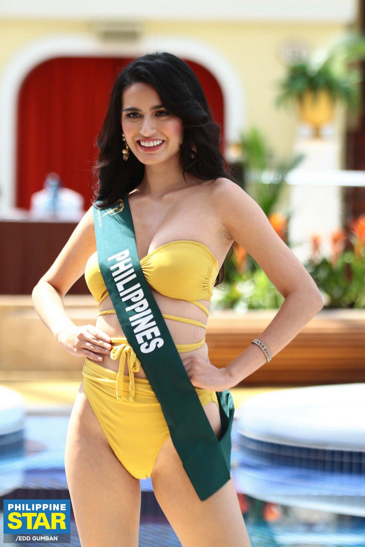 Đại diện chủ nhà Philippines - Jenny Ramp khoe sắc với bikini trong buổi họp báo. Jenny năm nay tròn 19 tuổi và là một người đẹp lai Philippines và Mỹ. Người đẹp trải qua tuổi thơ bên gia đình tại Mỹ. Hiện tại, cô là sinh viên chuyên ngành tâm lý học.