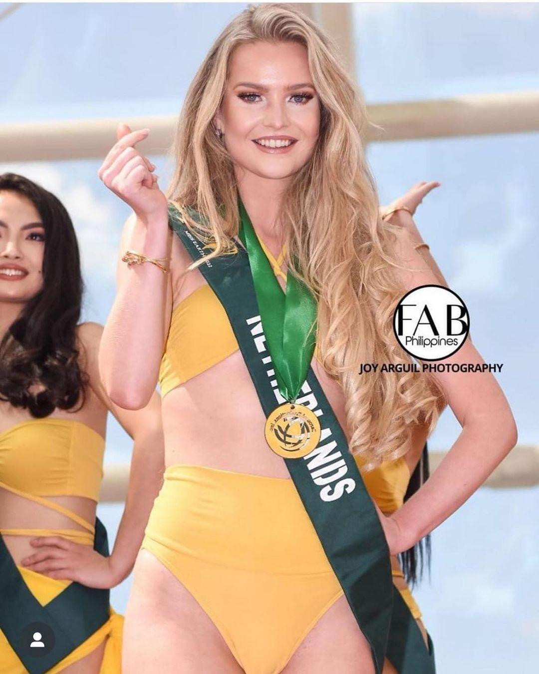 Danh hiệu "Darling of the Press" khu vực châu Âu thuộc về người đẹp Hà Lan - Merel Hendriksen, trong khi đó người đẹp Nigeria - Esther Ajayi nhận được bình chọn dành cho khu vực châu Phi.