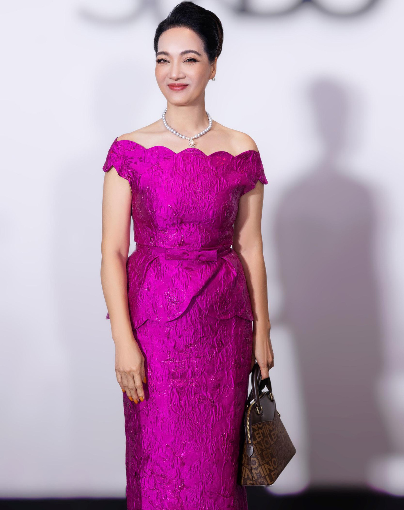 Hoa hậu Hà Kiều Anh và NSND Lê Khanh cùng chọn tông màu hồng khi tới tham dự sự kiện.