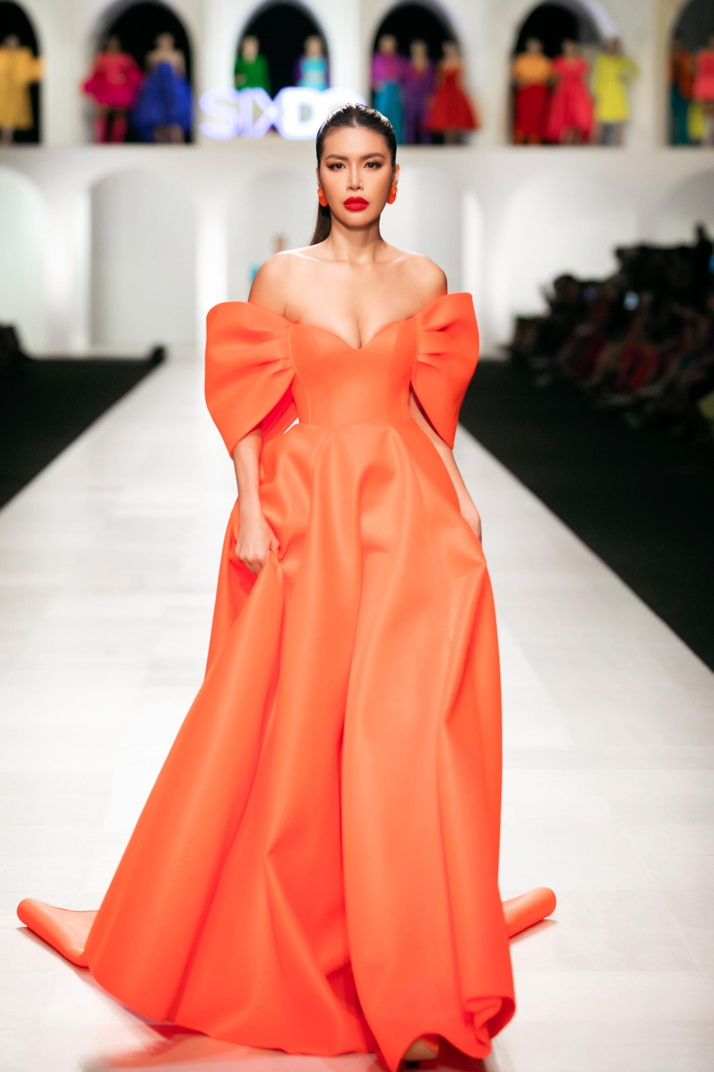 Siêu mẫu Minh Tú cũng sải bước trên sàn diễn, trong khi đó Hoa hậu Ngọc Châu đảm nhận vai trò mở màn với bộ váy màu xanh đính kết hoa cầu kỳ, lạ mắt.