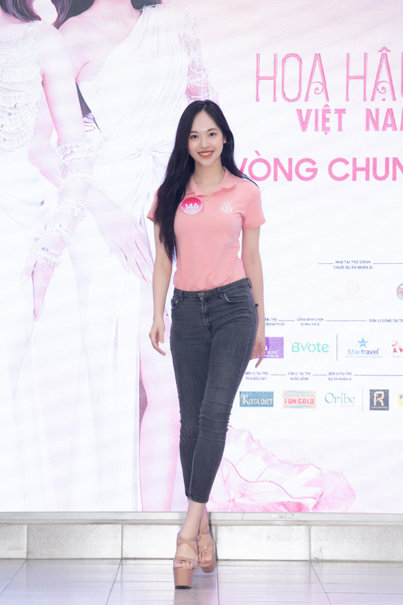 Hoa hậu Việt Nam đang trong quá trình tìm kiếm người kế nhiệm Hoa hậu Đỗ Thị Hà. Chính vì vậy, các thí sinh đang không ngừng cố gắng và hoàn thiện bản thân cho những phần thi quan trọng.