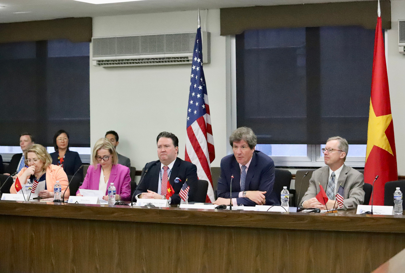 Thứ trưởng Bộ Ngoại giao Mỹ Jose Fernandez đồng chủ trì cuộc họp. Thứ trưởng Bộ Ngoại giao Mỹ Jose Fernandez đồng chủ trì cuộc họp.
