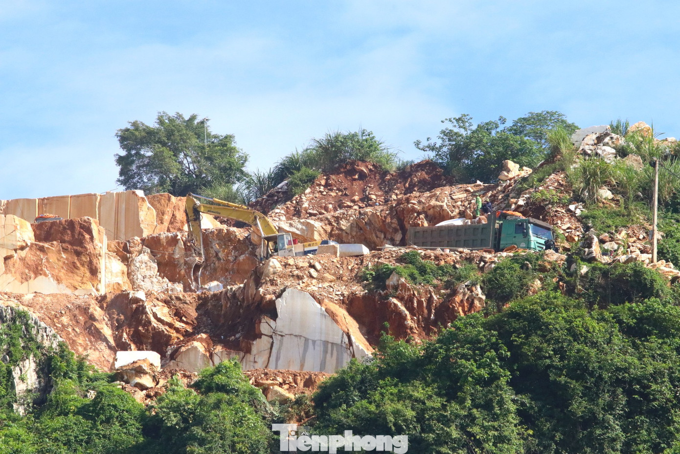 Theo VCCI, đa số mỏ khoáng sản được cấp phép theo hình thức xin - cho. Theo VCCI, đa số mỏ khoáng sản được cấp phép theo hình thức xin - cho.