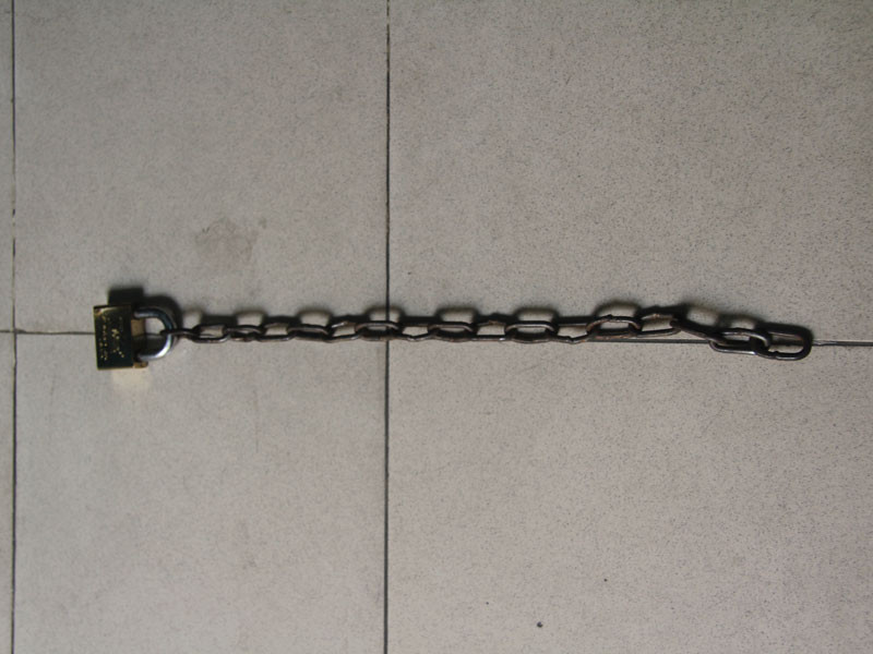 Đoạn dây xích tên Sang dùng để quất lại chiến sĩ Tân