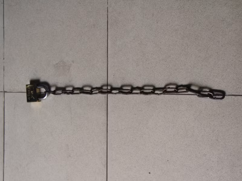 Đoạn dây xích tên Sang dùng để quất lại chiến sĩ Tân