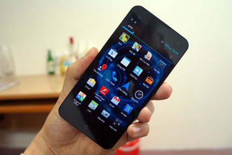 Máy có cảm ứng khá tốt, với vi xử lý 4 nhân 1.5GHz và RAM 1GB