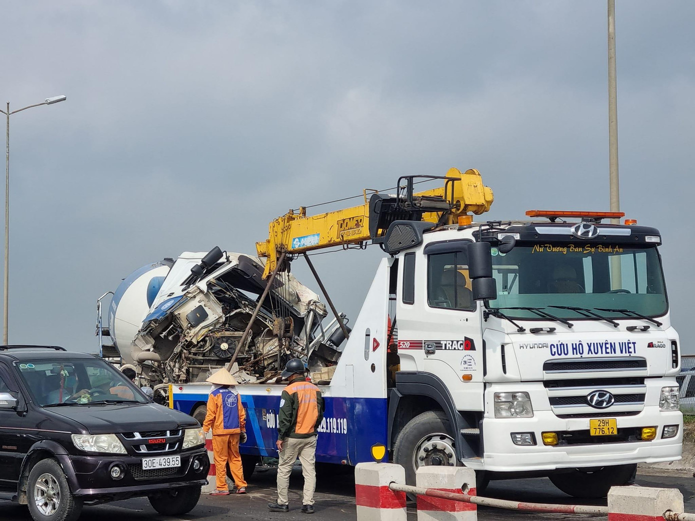 Di chuyển xe bồn bị nạn khỏi hiện trường. Ảnh Phạm Minh Hiếu