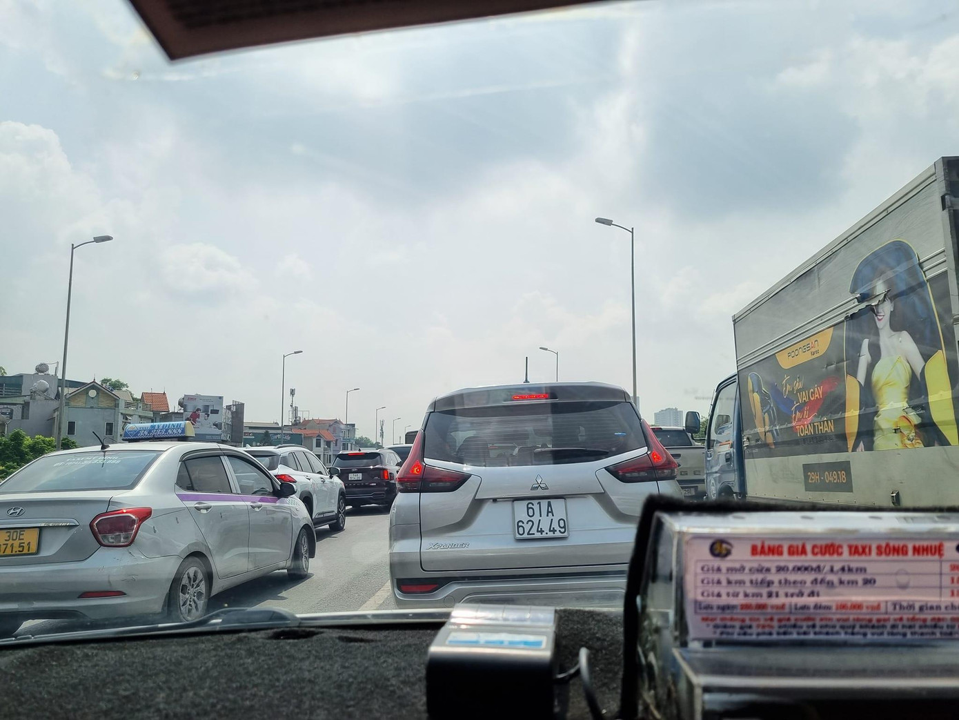 Giao thông ùn tắc kéo dài. Ảnh Duy Lam Pham