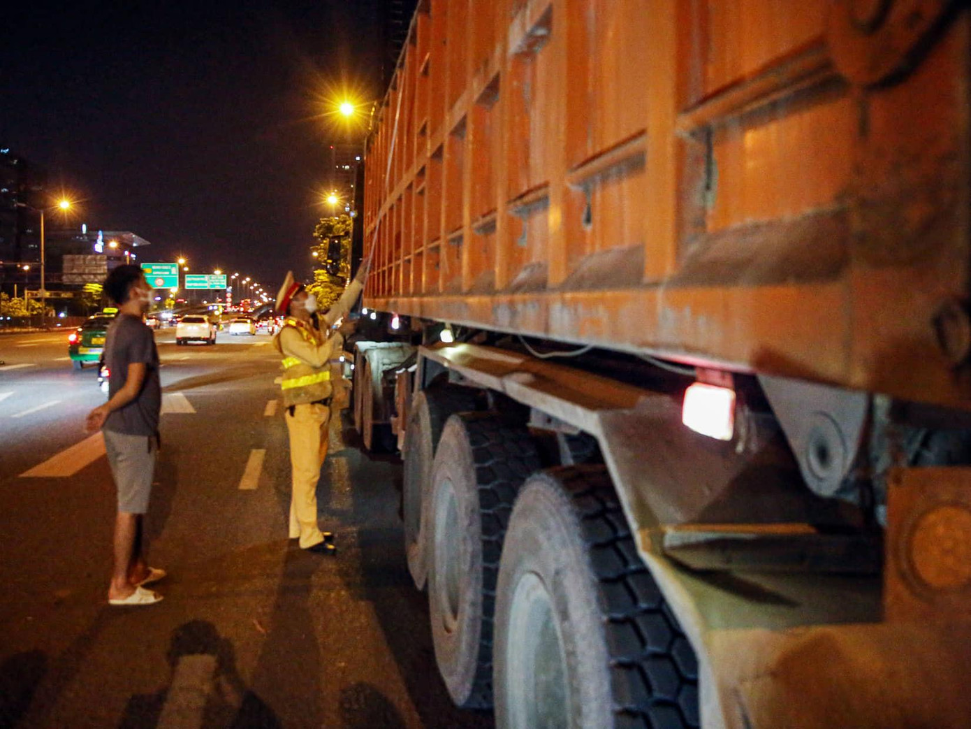 CSGT đo chiều cao thành thùng các phương tiện.