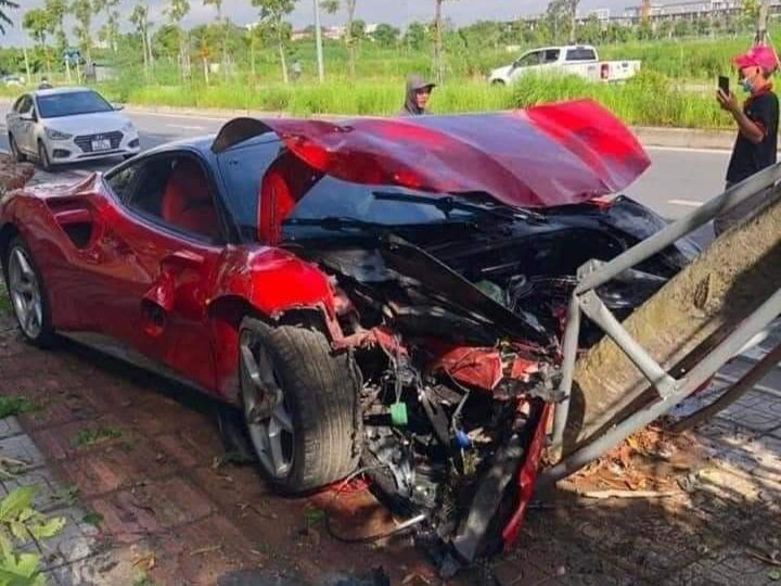 Chiếc Ferrari tiền tỷ biến dạng phần đầu sau vụ tai nạn. Ảnh: Facebook