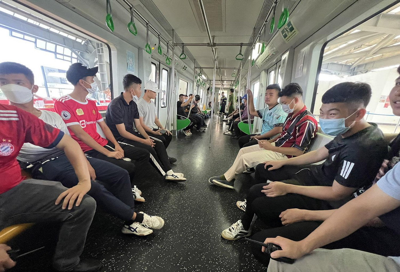 Lượng xăng dầu, cồn loang nhanh làm đám cháy bùng phát dữ dội, gây cháy lan ra khu vực đợi tàu của nhà ga và các khu vực xung quanh, khói và sản phẩm cháy nhanh chóng bao trùm trong tàu và tầng 3 của nhà ga.