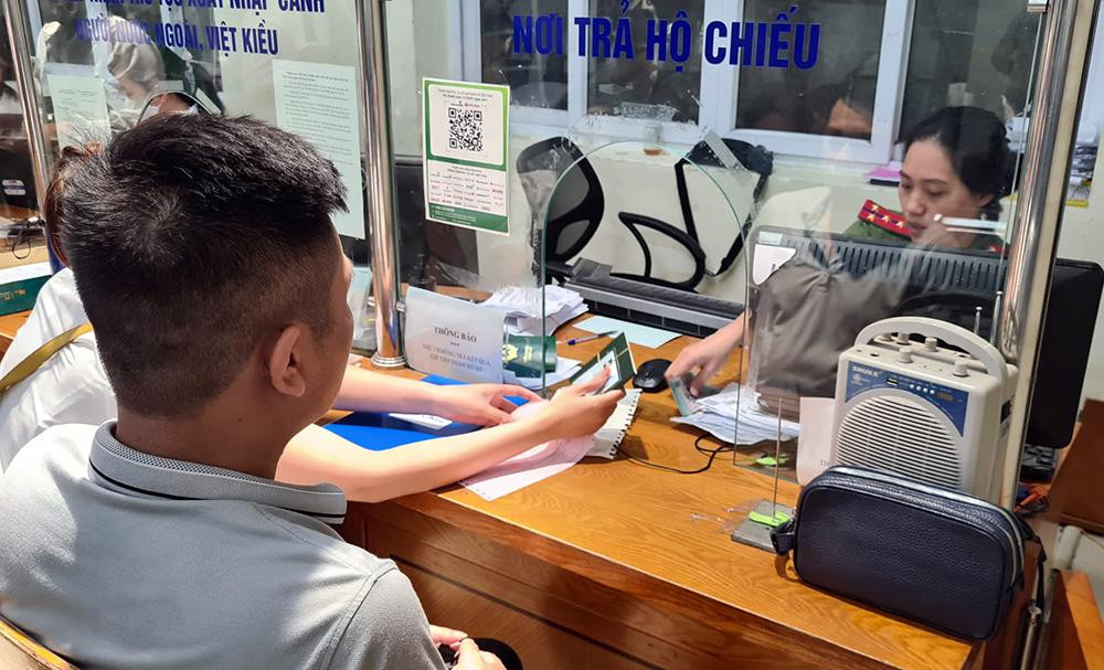 Đối với trường hợp không đủ điều kiện hoặc có nhu cầu nộp hồ sơ trực tiếp, vẫn áp dụng quy trình đăng ký, tiếp nhận, xử lý hồ sơ xin cấp hộ chiếu như trước đây.