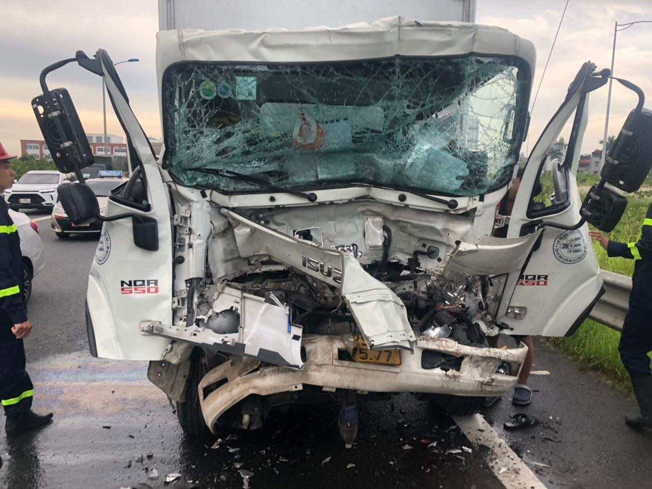 Chiếc xe tải bị hư hỏng nặng sau cú đâm vào đuôi xe bồn.