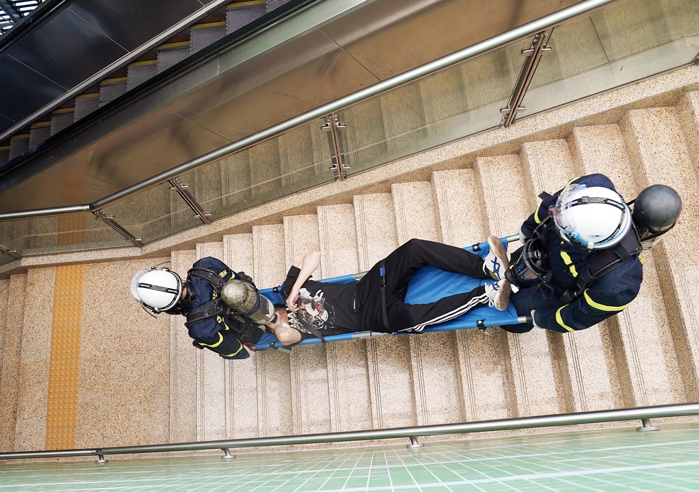 Toàn bộ người bị nạn đã được lực lượng Cảnh sát PCCC&amp;CNCH giải cứu về nơi tập kết an toàn và bàn giao cho lực lượng y tế tiến hành sơ, cấp cứu.