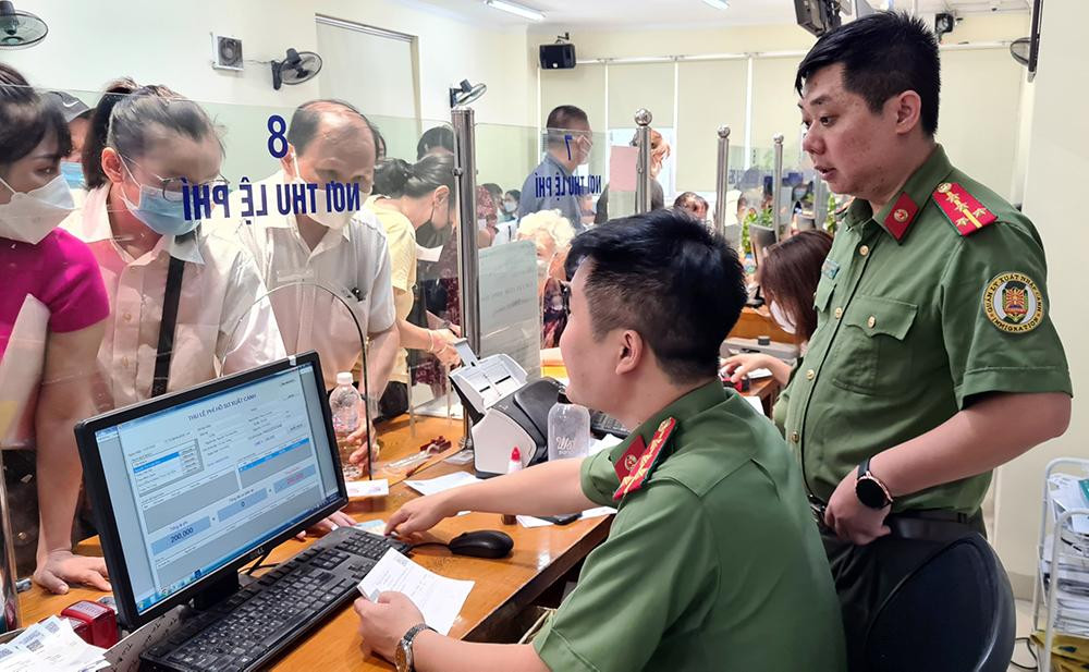 Hiện nay, Bộ Công an cũng đã chuyển các mẫu hộ chiếu ngoại giao, công vụ, phổ thông không gắn chíp điện tử theo mẫu mới cho Bộ Ngoại giao để thông báo đến Cơ quan đại diện Việt Nam ở nước ngoài, cơ quan có thẩm quyền của nước ngoài và các cơ quan, tổ chức quốc tế có liên quan biết. Đối với các mẫu hộ chiếu ngoại giao, công vụ, phổ thông không gắn chíp điện tử, Bộ Công an dự kiến sẽ cấp phát cho công dân vào Quý III/2022.