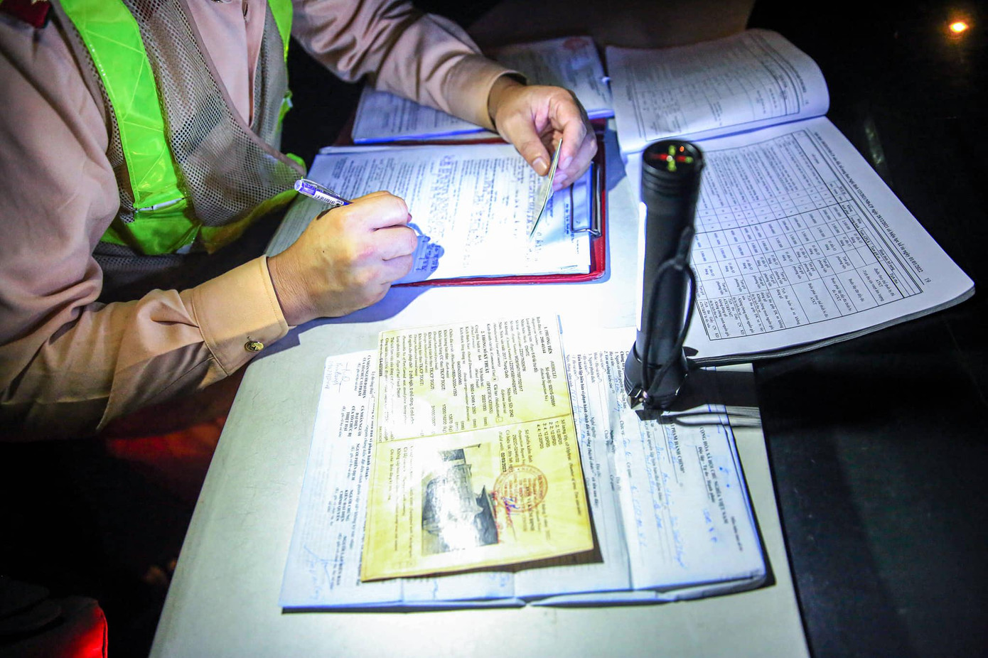 “Để xử lý dứt điểm các phương tiện vi phạm, đơn vị bố trí thêm các tổ công tác xử lý vào ban đêm và các tuyến đường thường xảy ra vi phạm, đây là thời điểm nhiều chủ xe cho rằng lực lượng CSGT đã hết ca làm” - thiếu tá Chinh cho biết.