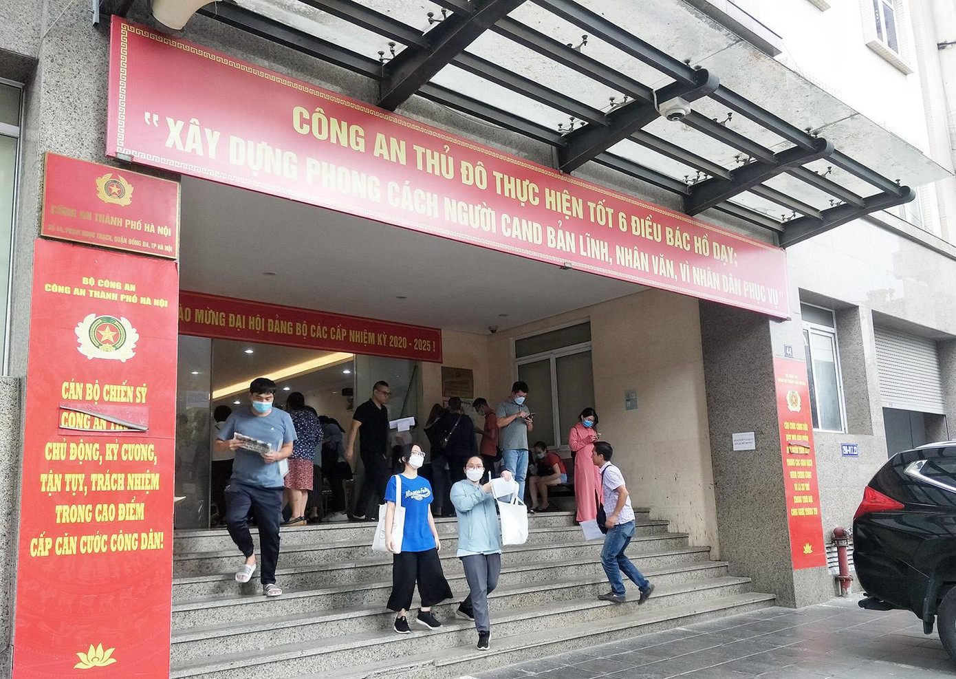 Cổng ra vào trụ sở tại 44 Phạm Ngọc Thạch tấp nập người. Cổng ra vào trụ sở tại 44 Phạm Ngọc Thạch tấp nập người.