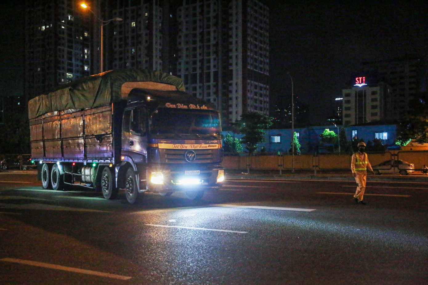 Không chỉ các xe tải dạng "hổ vồ" mà các xe thùng kín cũng bị dừng xe kiểm tra.