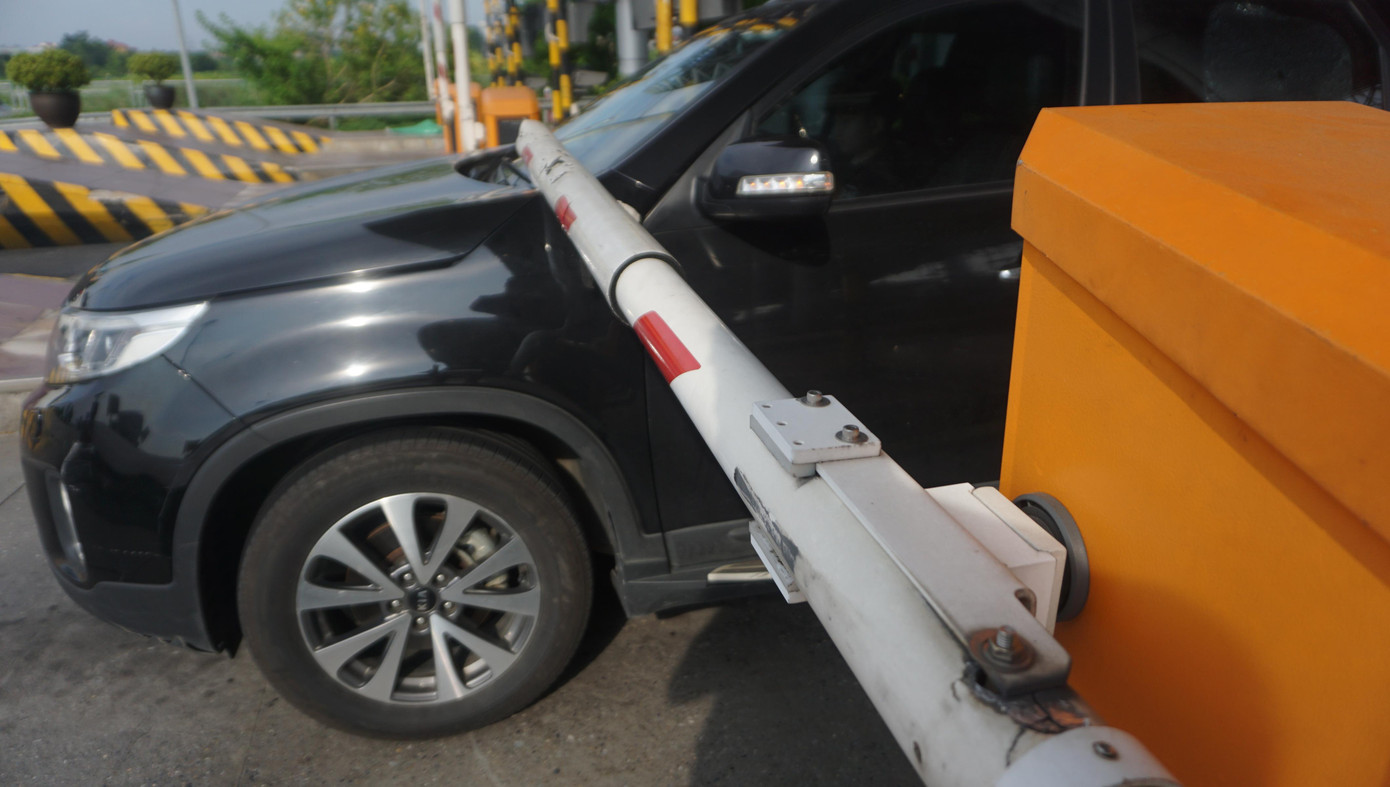 Xe ô tô bị barie đập thẳng vào kính lái phía trước.