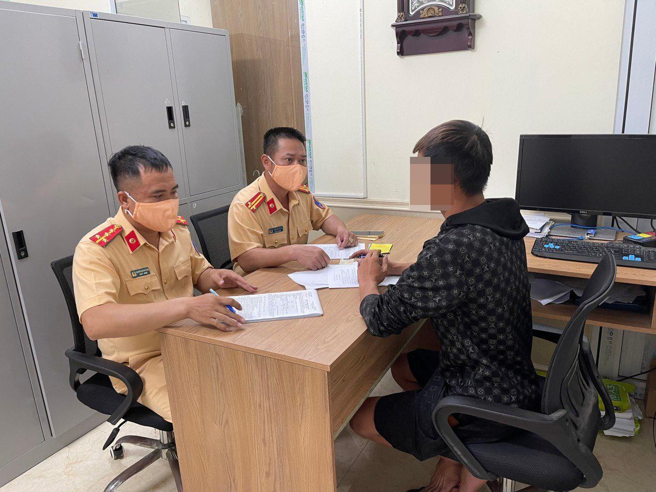 Tài xế T. làm việc với lực lượng CSGT. Tài xế T. làm việc với lực lượng CSGT.