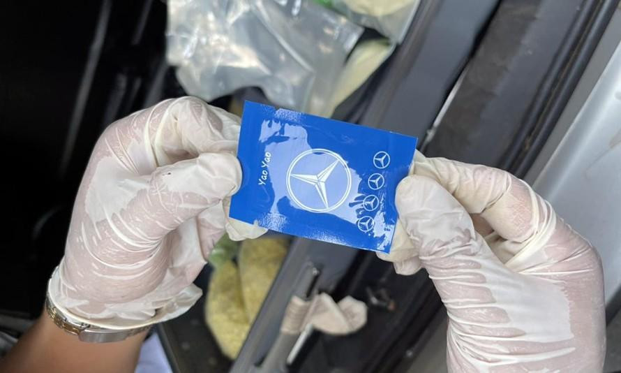 Ma túy bên ngoài in logo nhãn hiệu Mercedes bị cảnh sát bắt giữ vào cuối năm 2021.