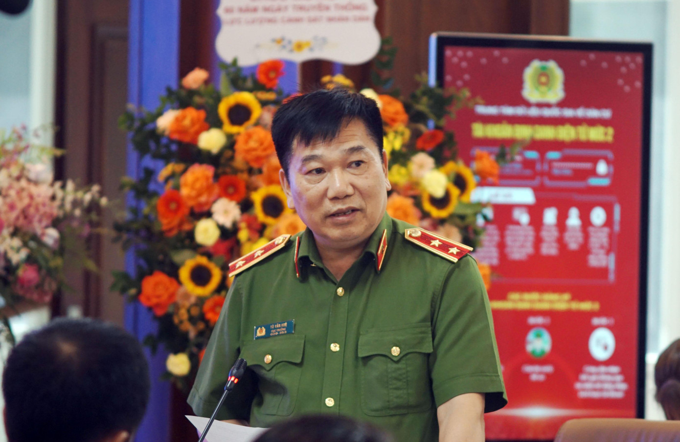 Trung tướng Tô Văn Huệ - Cục trưởng Cục Cảnh sát quản lý hành chính về trật tự xã hội. Trung tướng Tô Văn Huệ - Cục trưởng Cục Cảnh sát quản lý hành chính về trật tự xã hội.