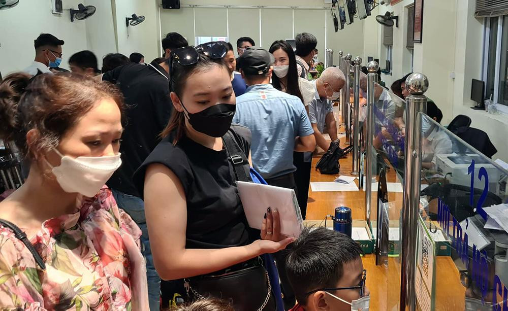 Theo người dân, mặc dù có khá đông người đến làm thủ tục nhưng các bước thực hiện khá đơn giản bởi thực hiện trực tuyến qua Cổng dịch vụ công của Bộ Công an tại địa chỉ dichvucong.bocongan.gov.vn.