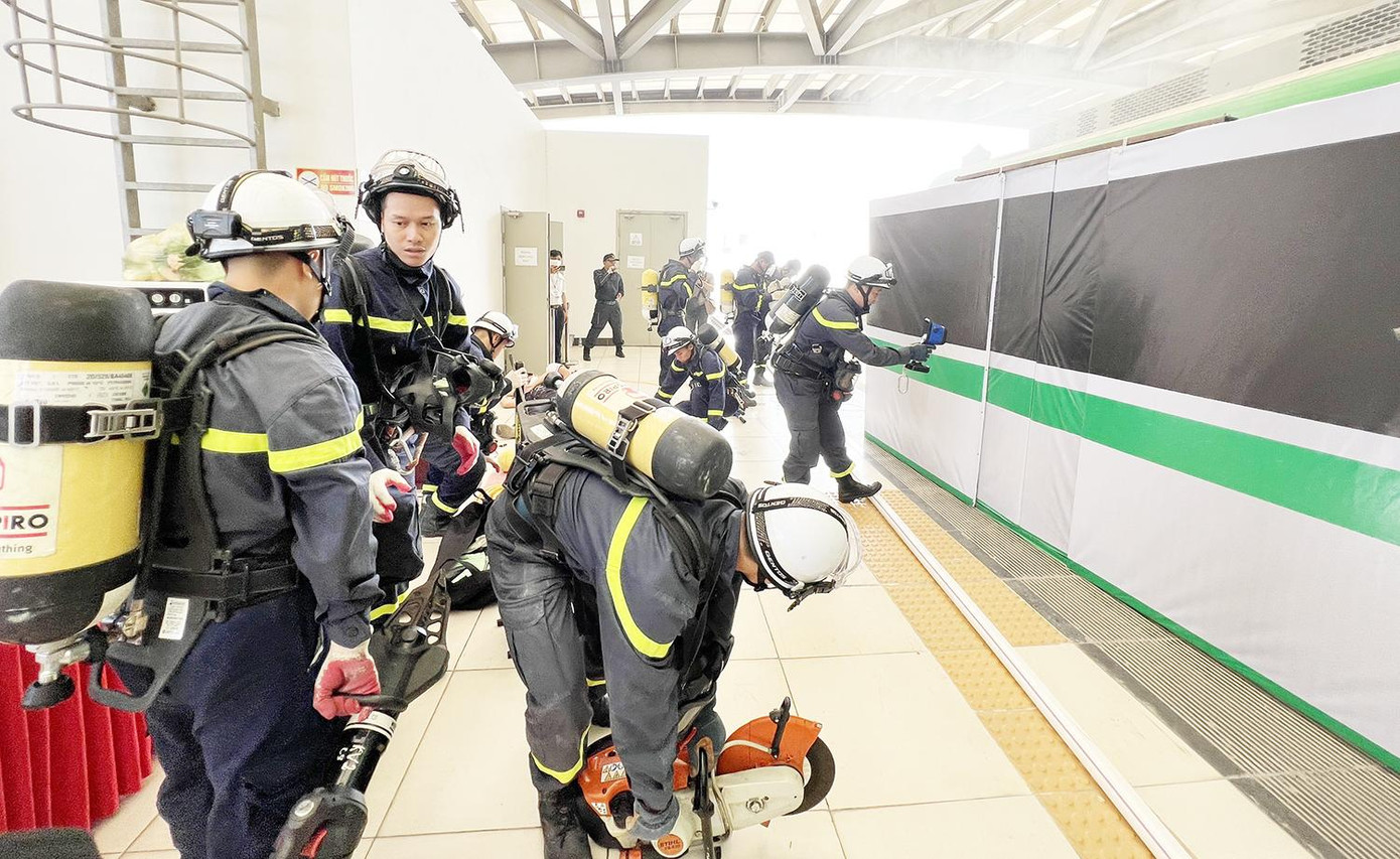 Tại thời điểm xảy ra cháy, khu vực đợi tàu có khoảng 30 hành khách, còn trên tàu có khoảng 50 người. Lực lượng chữa cháy tại chỗ đã nhanh chóng tiến hành sơ tán và hướng dẫn thoát nạn theo các cầu thang bộ.