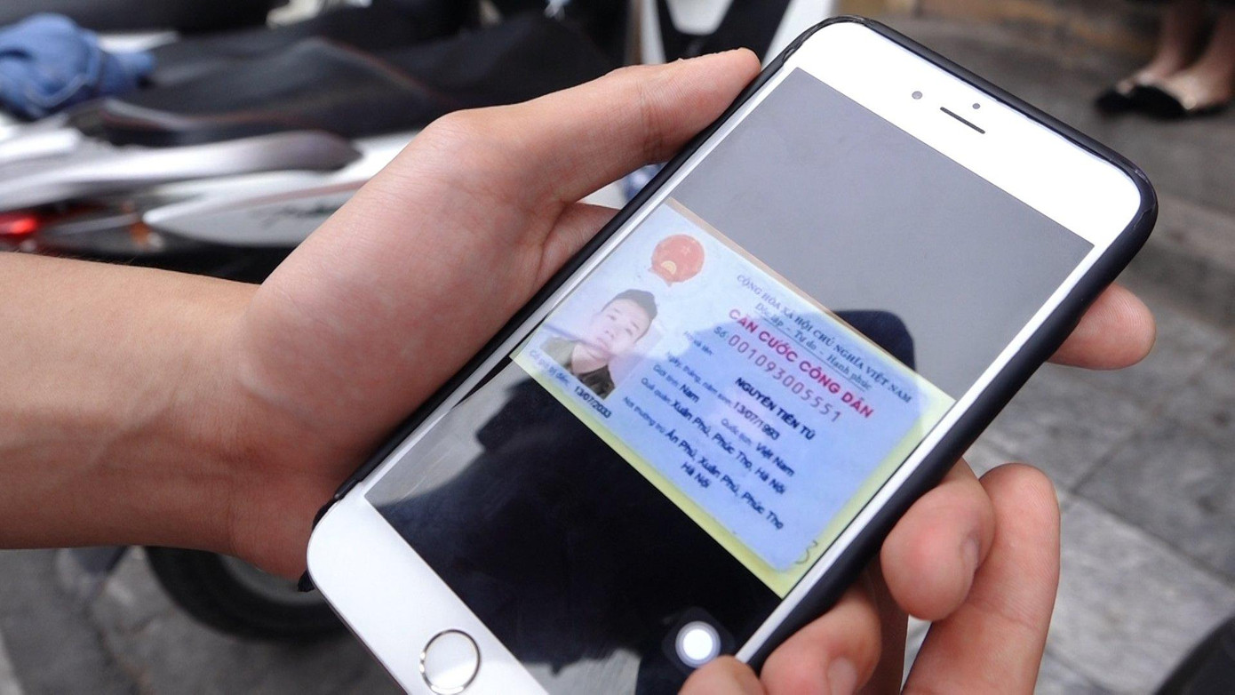 Giấy tờ của nam nhân viên bảo vệ. Giấy tờ của nam nhân viên bảo vệ.