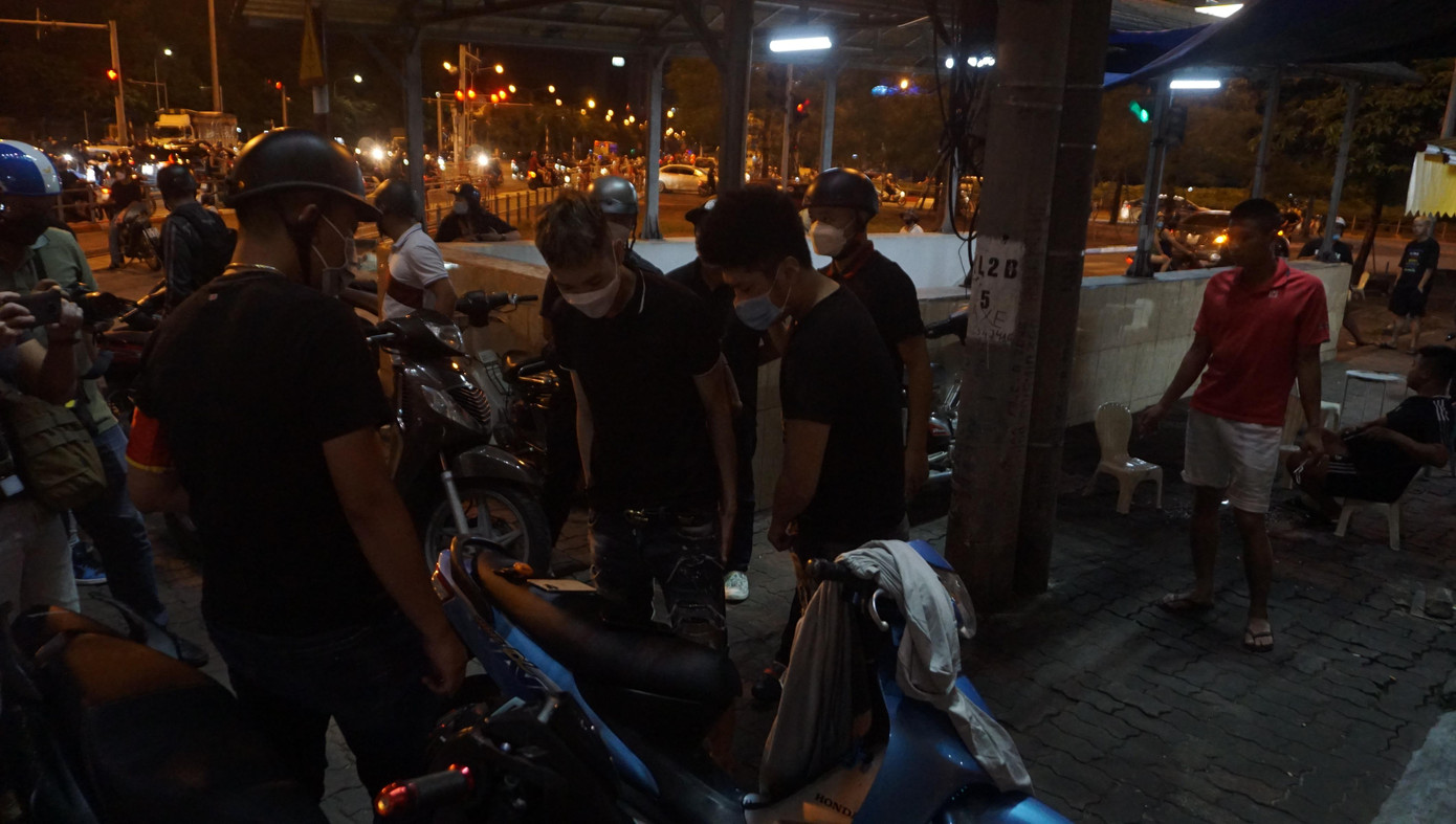 Nhiều thanh thiếu niên không mang giấy tờ, không đội mũ bảo hiểm lượn phố. Nhiều thanh thiếu niên không mang giấy tờ, không đội mũ bảo hiểm lượn phố.