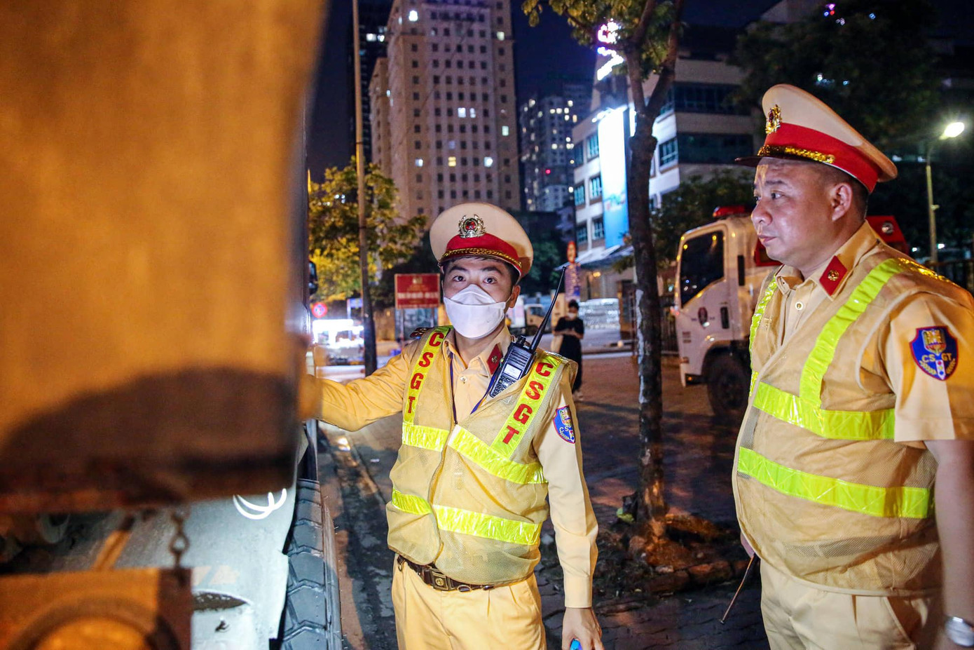 Hơn 22h ngày 15/7, tài xế S. điều khiển xe tải BKS 29C trên đường Mễ Trì (Nam Từ Liêm, Hà Nội) bị tổ công tác dừng xe kiểm tra. Sau khi đo thành thùng, cán bộ CSGT thông báo vượt quá 0,35m.